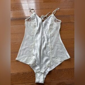 Small Victoria’s Secret cream Lace Teddy with lace appliqué